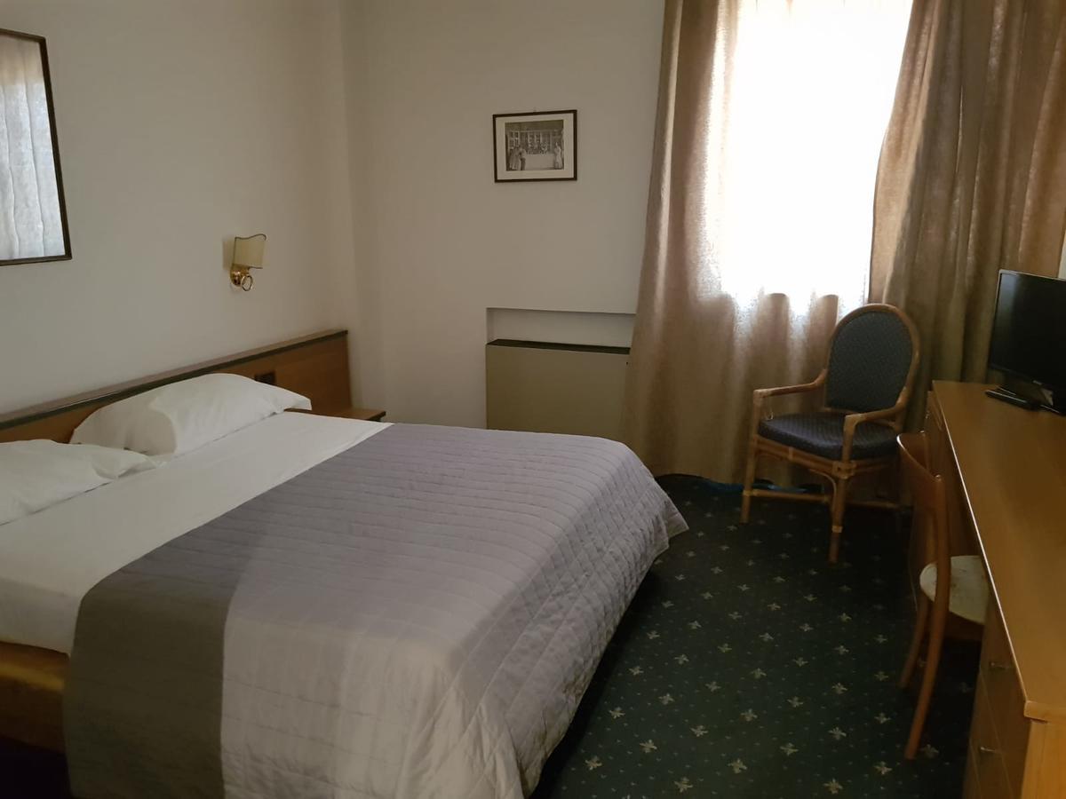 Hotel Quadrifoglio Castello di Cisterna Room photo